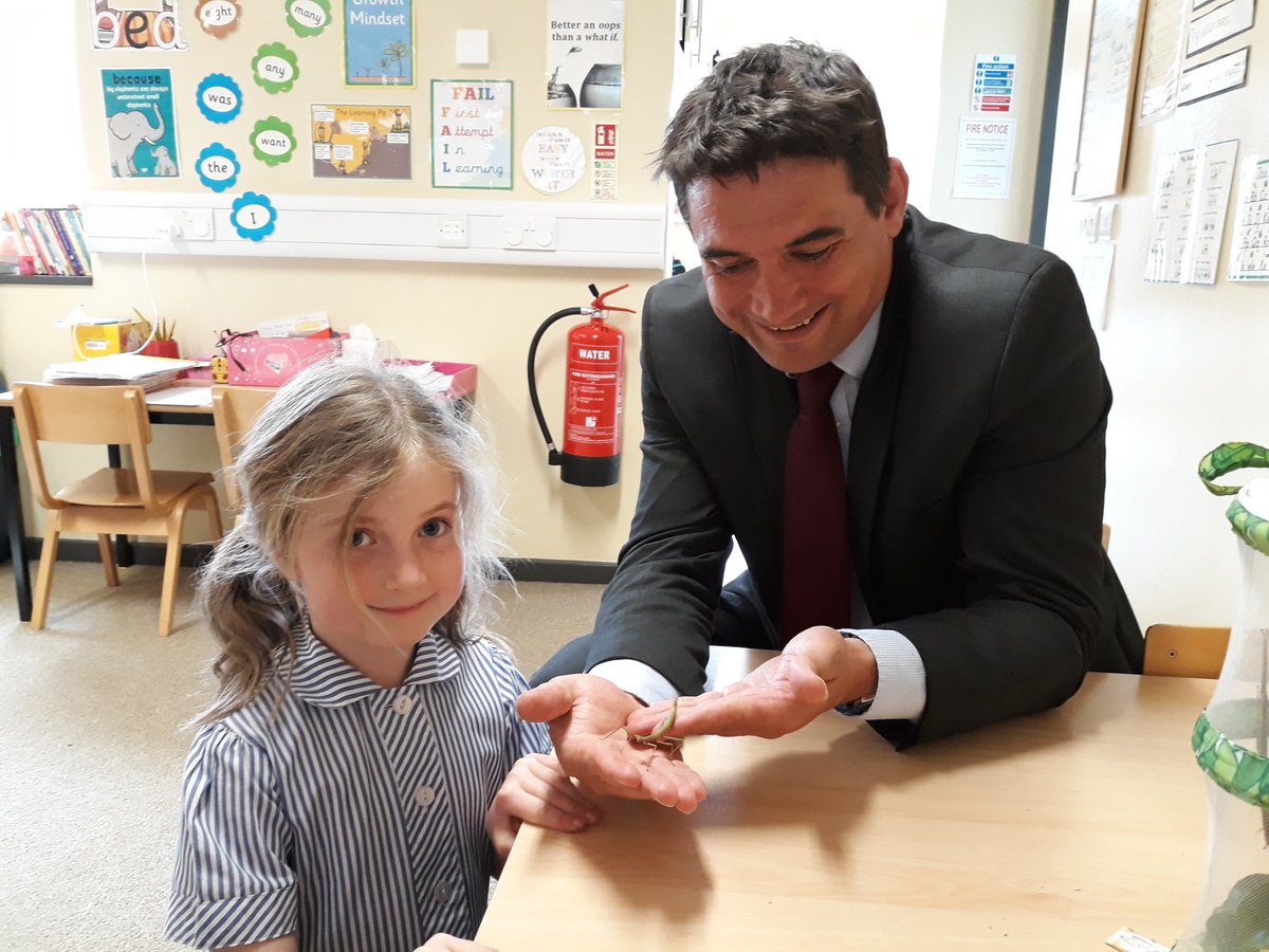KingsStAlbans's tweet image. Mr Chapman was introduced to the newest member of 2C today, a stick insect!!! He was braver than the Pre-Prep staff! #minibeasts #creepycrawlies #escapeartists 🐜🕷🐞