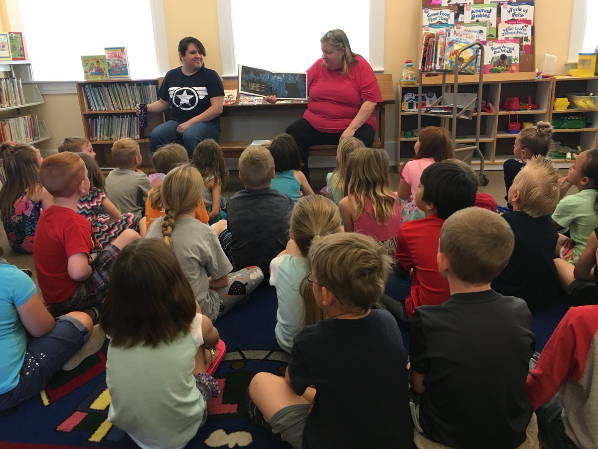wirebr's tweet image. First graders visit Chanute Public Library to listen to stories and learn about the summer reading program. #chanutestars