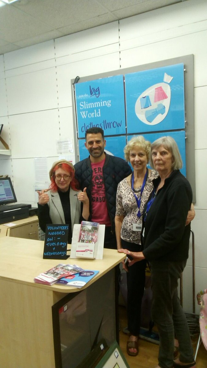 angie_southwell's tweet photo. Look who visited our @CRUKPortswood with donations #SlimmingWorld #bigclothes throw the lovely @FrannyBenali https://t.co/8K83aShdOH