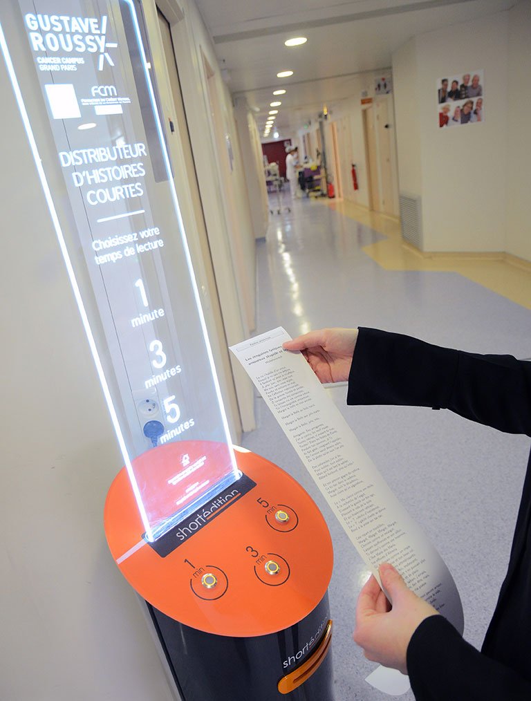 GustaveRoussy's tweet photo. Saviez-vous qu'il existe des distributeurs d'histoires courtes à Gustave Roussy ?
Retrouvez-les à différents endroits au sein de notre Institut (dans le hall d'accueil, sur le plateau des consultations, au service des urgences ...). Bonne lecture ! 📃 https://t.co/KJPUPSpmQQ