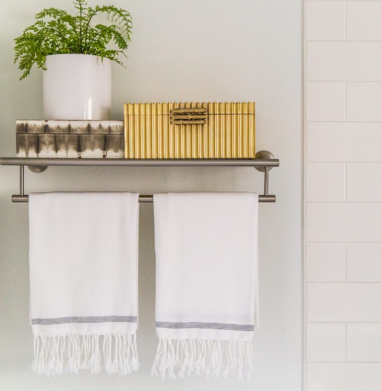 Weekends were made for kitchens like these! Shop @thewovenhome’s look with the link in our bio. bit.ly/2jQENJ2