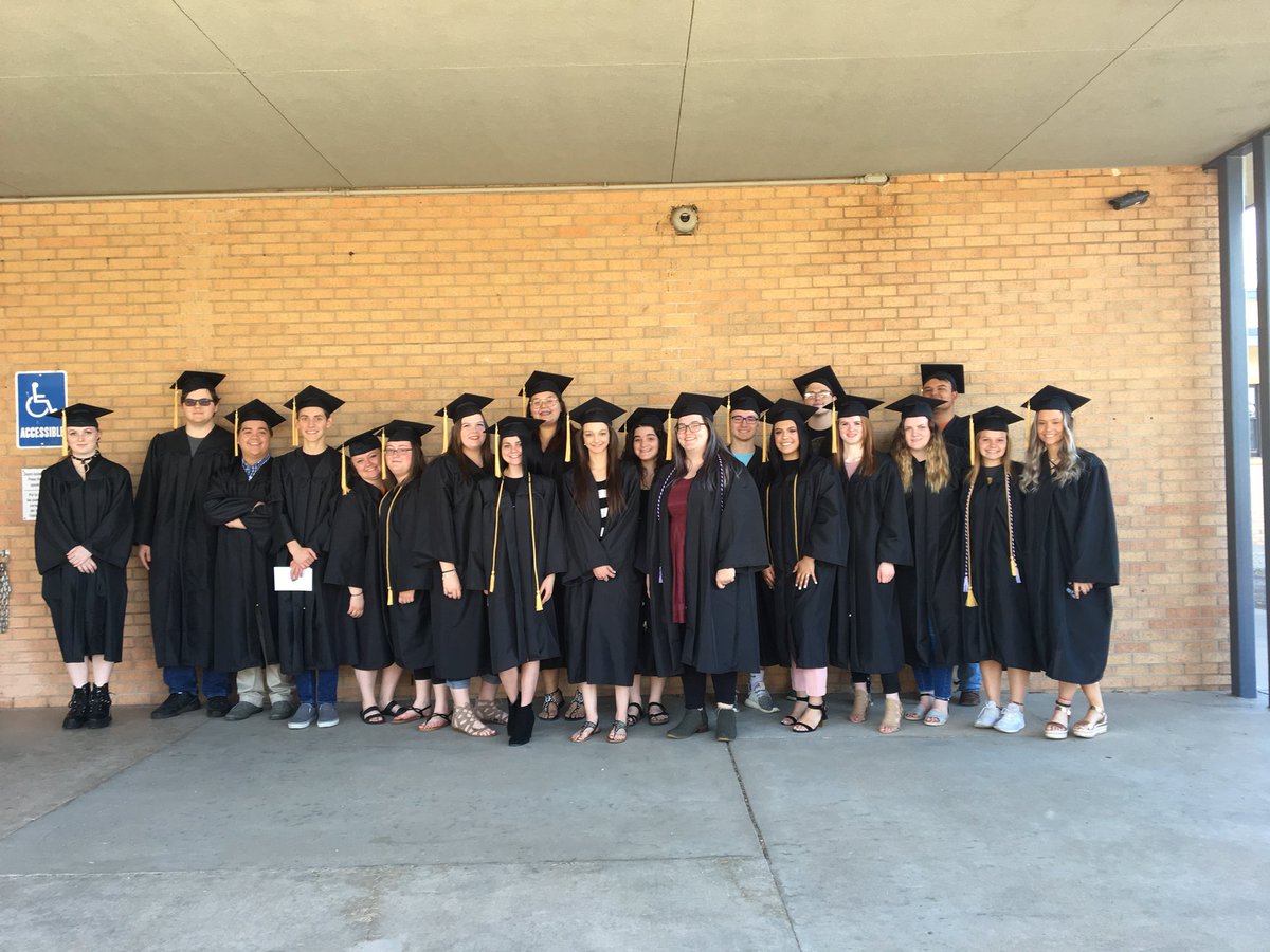 WesternPlateau's tweet photo. Western Plateau alumni!!! We are so proud of you!  Go out and be great! 👏🏻👏🏻👏🏻 #Classof2018 https://t.co/kxJ2ayKeU3