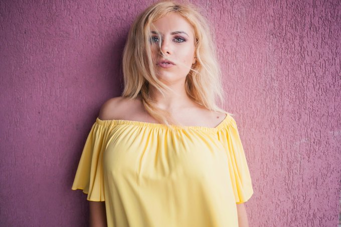 Cheerful in yellow #FridayFeeling #VanesaParks https://t.co/dux93QXXHP<a href="/tag/fridayfeeling"class="tags">#FridayFeeling</a><a href="/tag/vanesaparks"class="tags">#VanesaParks</a>