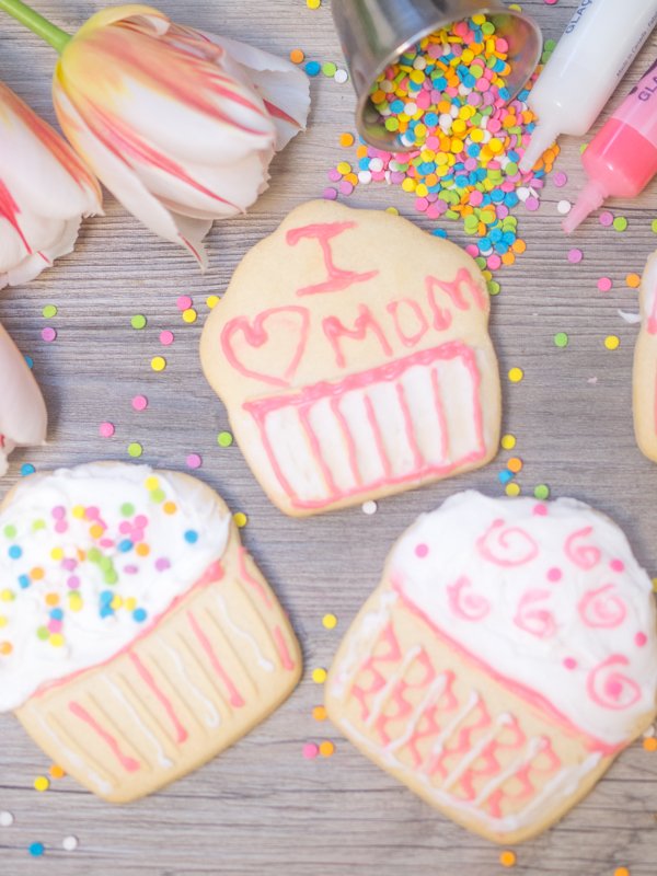 barbie cooking and baking pizza