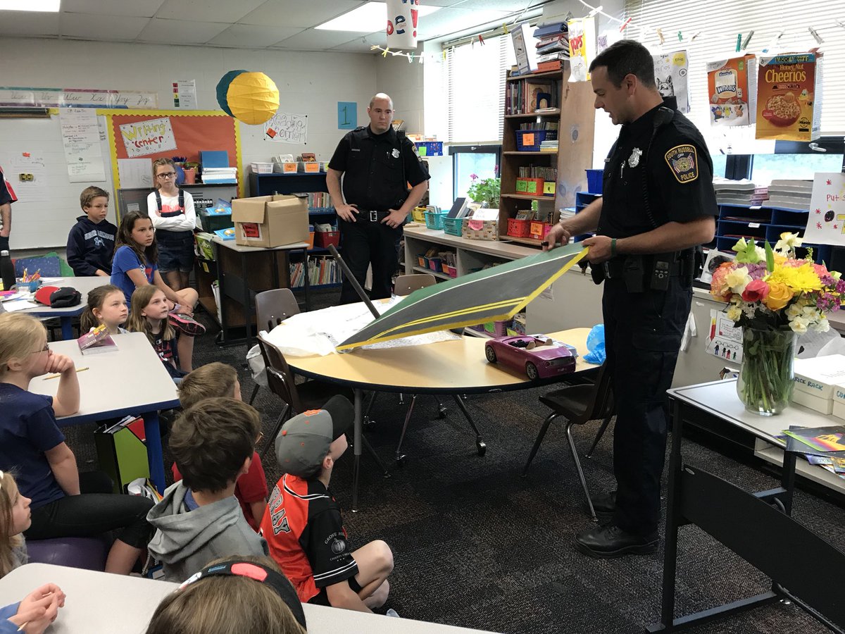 Thanks to our South Russell police officers for their Seatbelt Safety presentation today!  <a href="/RitzClassroom/">Brian Ritz</a> <a href="/southrussellpd/">South Russell Police</a> #CFEVS