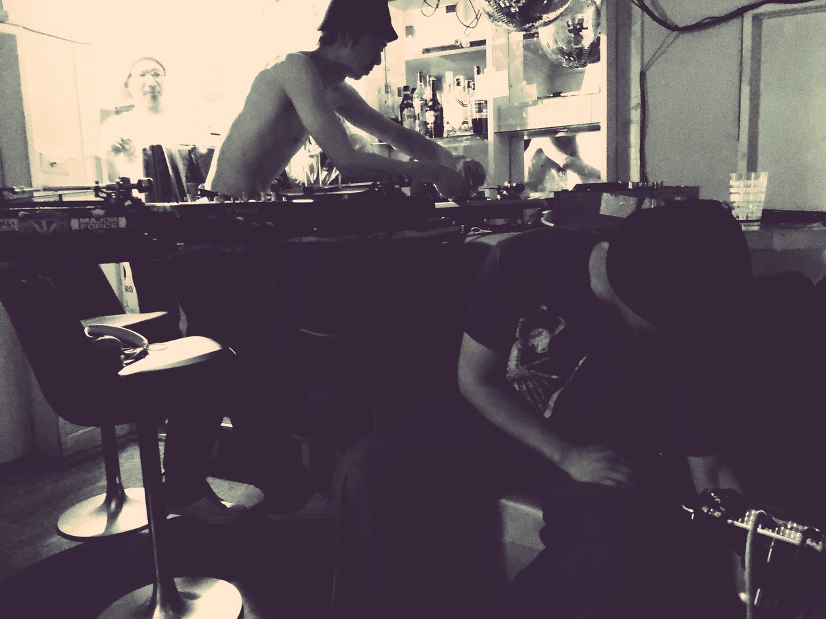 lascene_ndmcrps's tweet photo. ぎりぎり間に合って、bonstar x 伊東篤弘氏のセッションを観れました。
かっこよかった、そして、気づいたら居住まいを正していた。
演奏の熱とか烈しさのせいか、少し内向的になって、帰り道トボトボ…   ｻ

#bonstar #伊東篤弘 #バーEAR https://t.co/IPHTB9bwn3