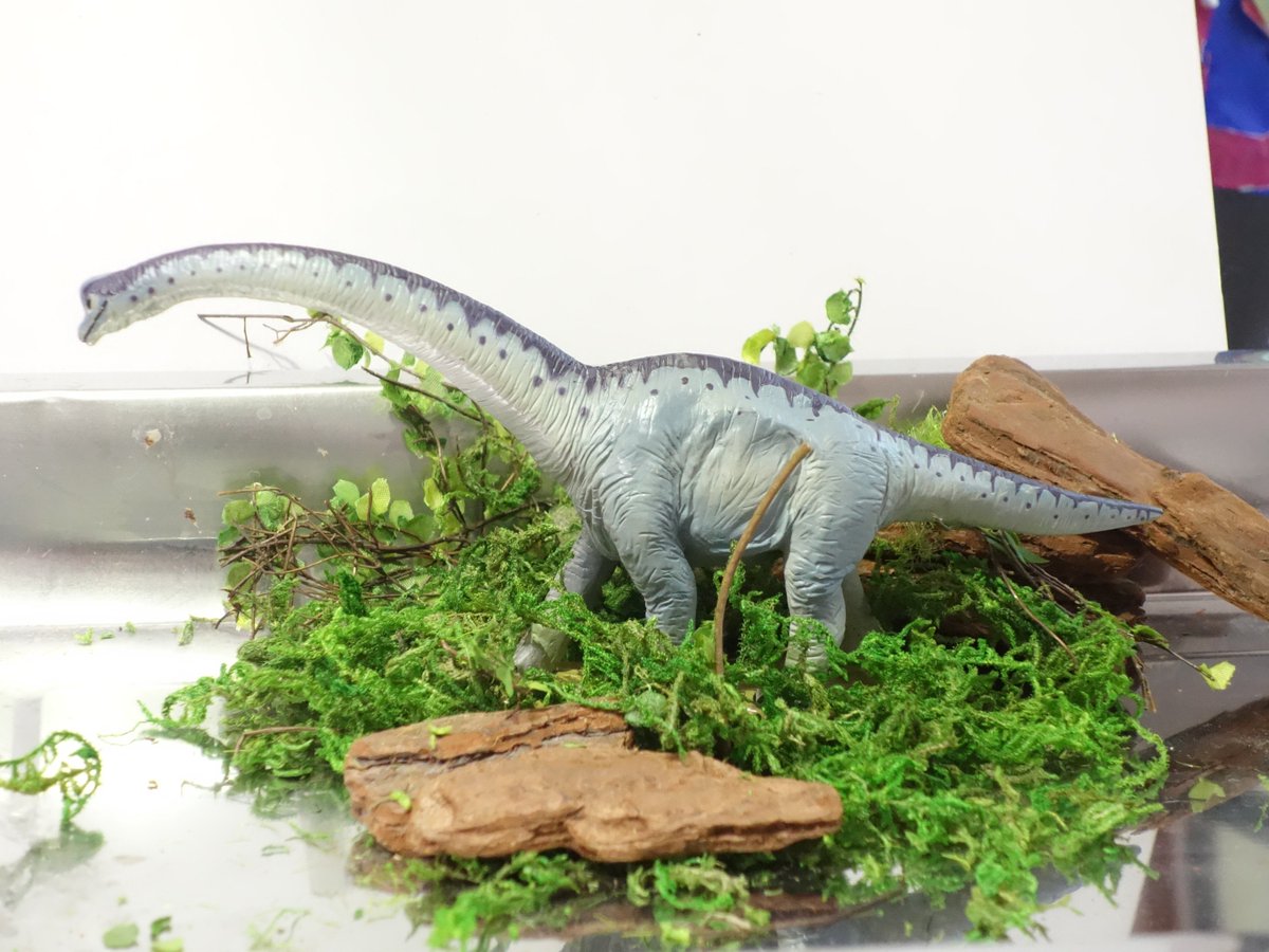 ナーフマーケット お手軽ジオラマ 100円ショップのdiy素材を並べただけで恐竜フィギュアが活き活きします 25m超のブラキオサウルスに対してモスが明らかにオーバースケールですけれども