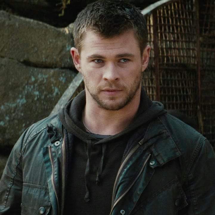 ForChrisH's tweet photo. Chris Hemsworth in #RedDraw #AmanhecerViolento @chrishemsworth https://t.co/mzgRdWOFCk