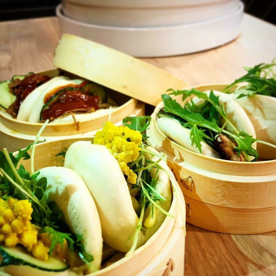 Við verðum með tvö tilboð á okkar vinsælu Hirata buns í take-away um helgina. 

1. Tvö stykki á 990kr
2. Fjögur á 1790kr. 

Alla föstudaga er happy hour á nü 
frá 15:00 til 19:00

Garðatorg 6 • S: 561-8085 • nu210.is