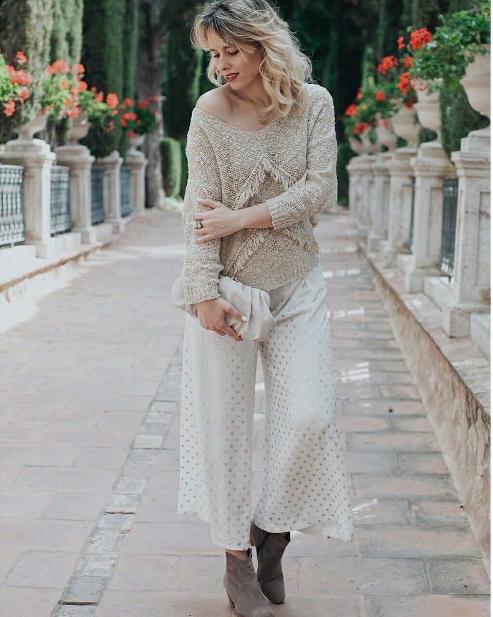 Terminamos la semana dedicada a los topos con este genial look de <a href="/macarenagea/">macarena gea</a>. En este caso con pantalones en blanco y dorado. ¿Os gusta tanto como a nosotras? #ArggidoWomen