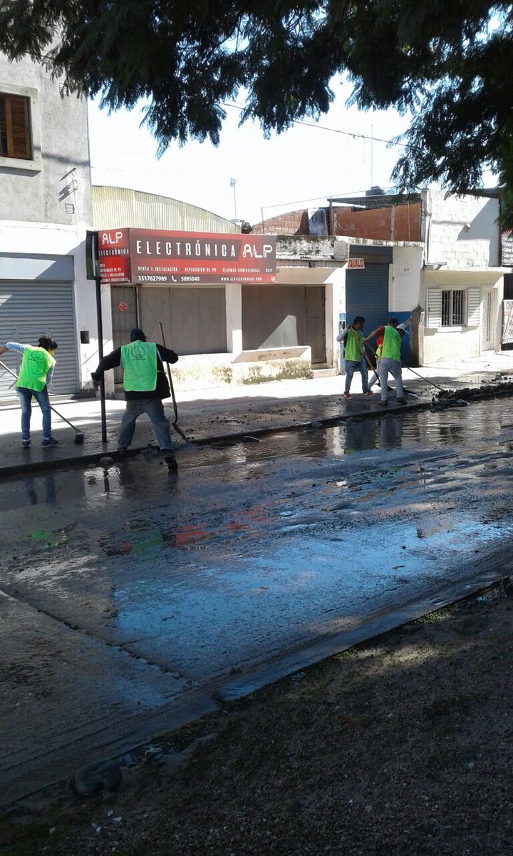 cpccolonmunicba's tweet photo. Se realiza la limpieza de la Av Zipoli https://t.co/KxFesl88KM