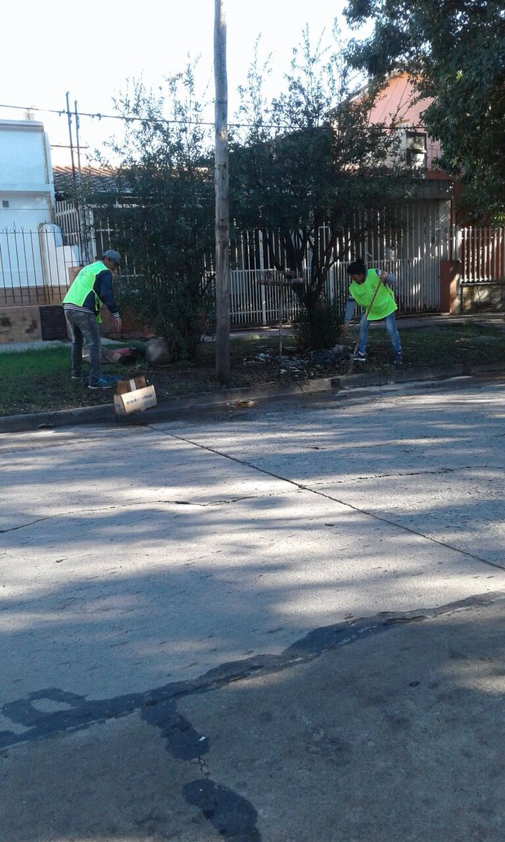 cpccolonmunicba's tweet photo. Se realiza la limpieza de la Av Zipoli https://t.co/KxFesl88KM