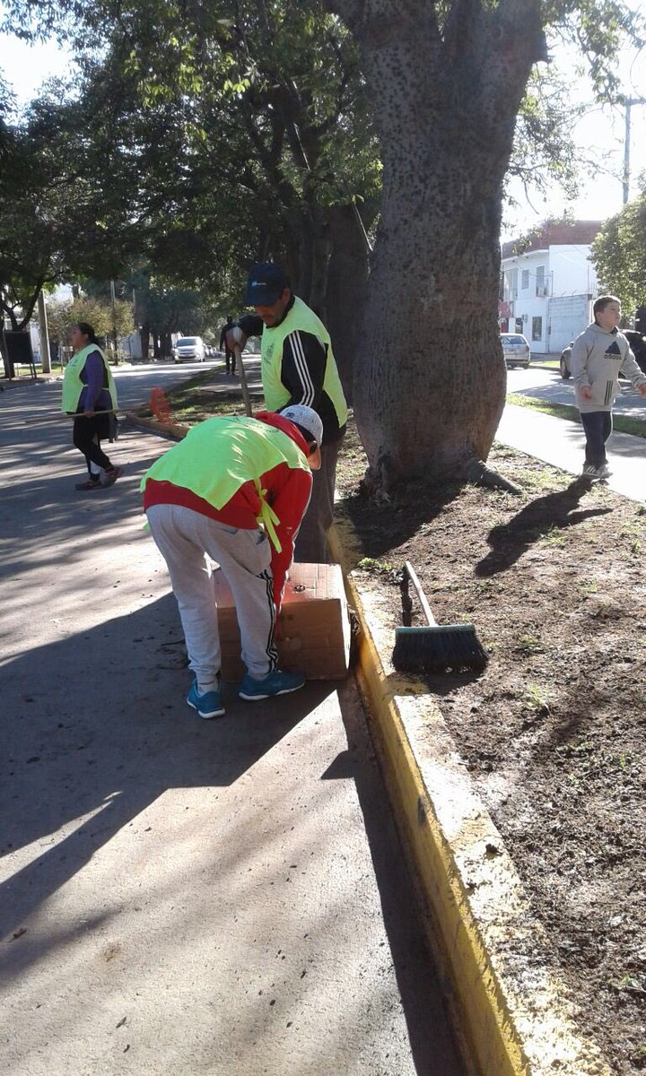 cpccolonmunicba's tweet photo. Se realiza la limpieza de la Av Zipoli https://t.co/KxFesl88KM
