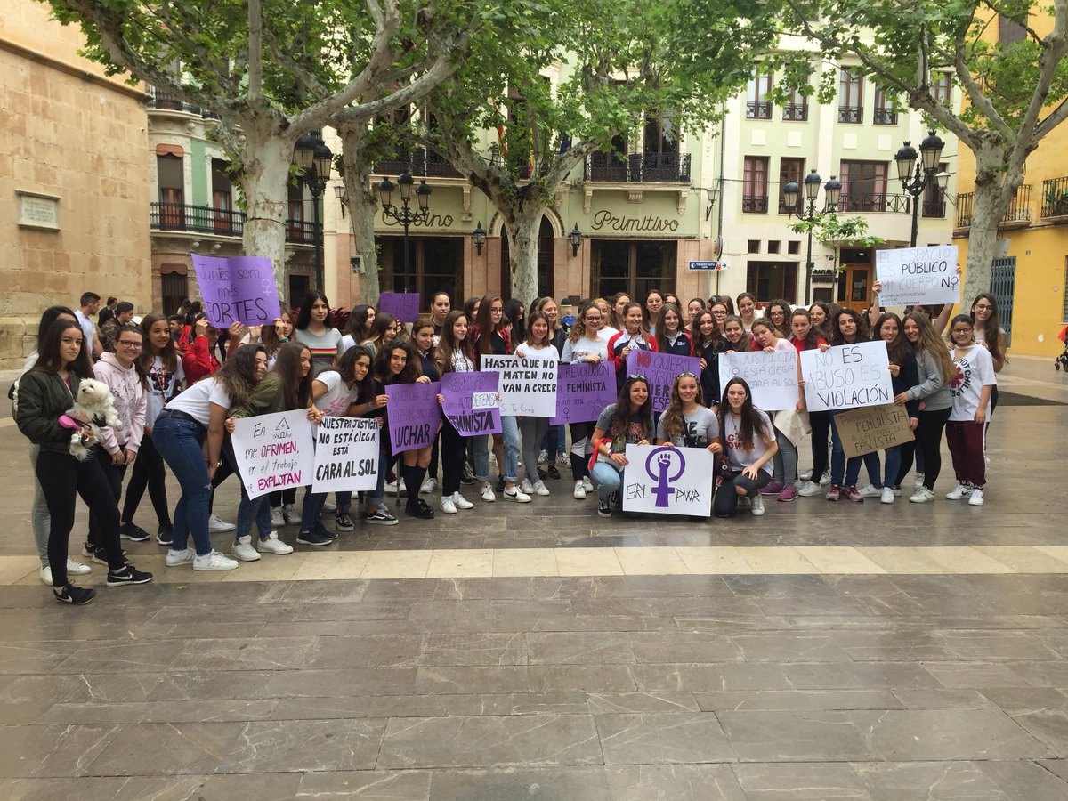 Aspejoven's tweet photo. Concentración en la plaza mayor de Aspe. 
Basta ya de justicia patriarcal‼️
✊🏻✊🏽✊🏿💜 https://t.co/T4DHGM84rw