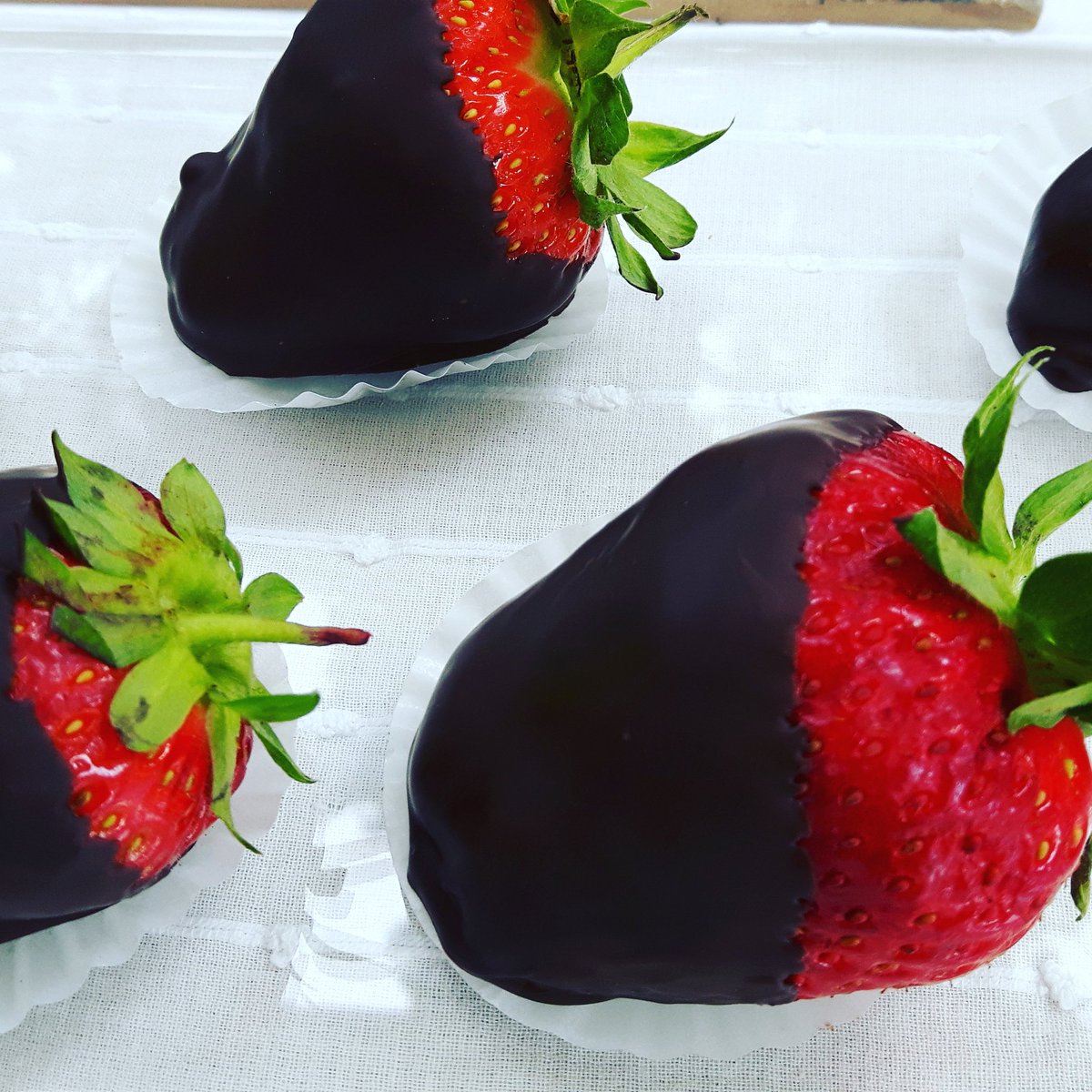 choceloise's tweet photo. It's that time of year again people! #kent #strawberries dipped in #chocolate 🍫🍓😊 Find us @HornimanFarmers Saturday and @hernehillmarket Sunday. #delicious #havetohave #southlondon #london #foodie #handmade @HornimanMuseum https://t.co/wbYJ2FOIAW