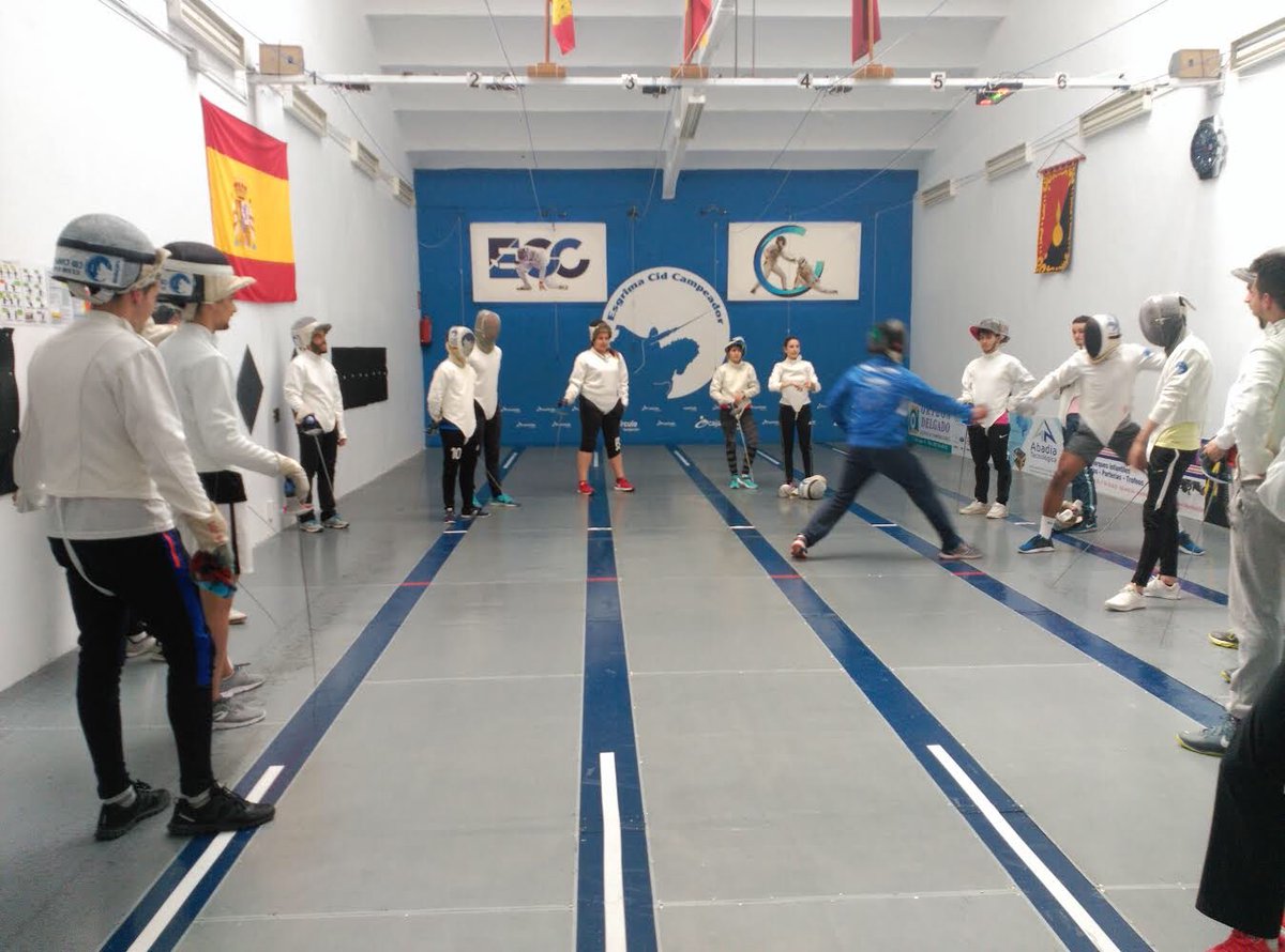 UI1TAFAD's tweet photo. Nuestros alumnos de @UI1TAFAD @ui1Universidad practicando esgrima en @EsgrimaCid #esgrima #enguardia #florete #espada #sable #deporte #TAFAD https://t.co/kNQTjpquSF