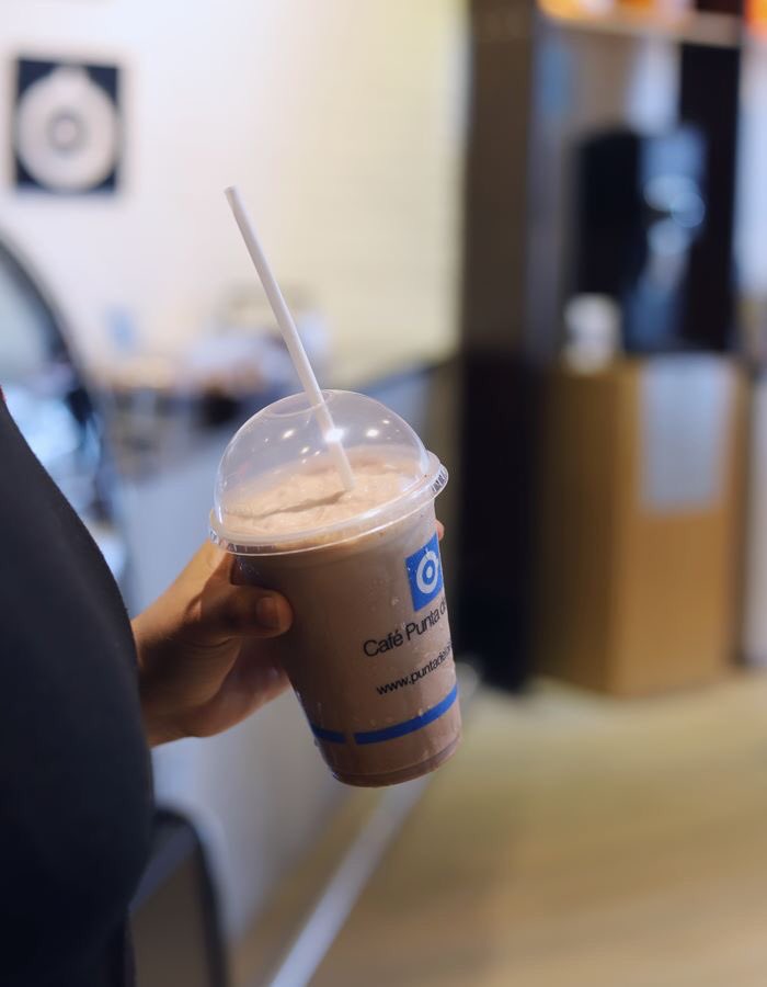CPCcancun's tweet photo. A estos calores hay que agarrarlos con un café frappé en la mano ¿no? 

#RespetoPorElCafé https://t.co/uDB8WNxhT2