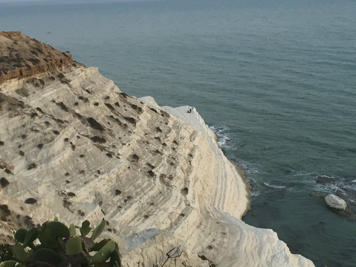 StudioGiano's tweet photo. Siamo nella bellissima Agrigento per raccontare di come un'associazione può contribuire a fare crescere la cultura della sostenibilità:
✅educando i giovani alla corretta gestione dei #rifiuti
✅ organizzando l'azione europea di pulizia @LetsCleanUpEU 
Forza @assoambiente! 💪🏻 https://t.co/KChqs9Ihx8