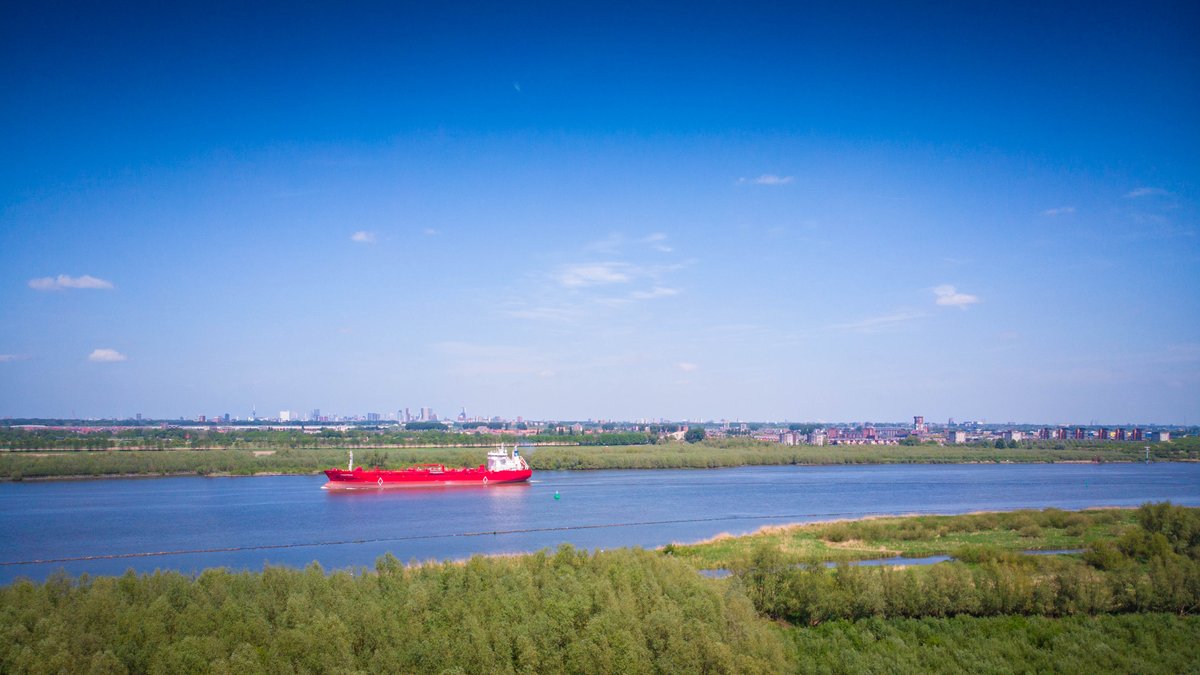 EdAldus's tweet photo. Prachtig helder weer vandaag. Deze opname heb ik gemaakt vanuit de #HoekscheWaard richting #Rotterdam met uitzicht over de Oude Maas. #RocLight #MavicAir https://t.co/GACPgsogS4
