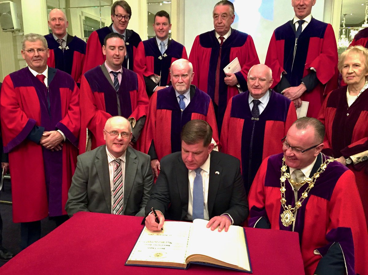 marty_walsh's tweet image. I signed the scroll of honor and accepted the Freedom of the Galway award from Mayor Flannery of Galway City this morning. It is an amazing honor to join the likes of John F Kennedy, Pope John Paul II, Hillary Clinton,Richard Daley, and Nelson Mandela as a recipient of the award.