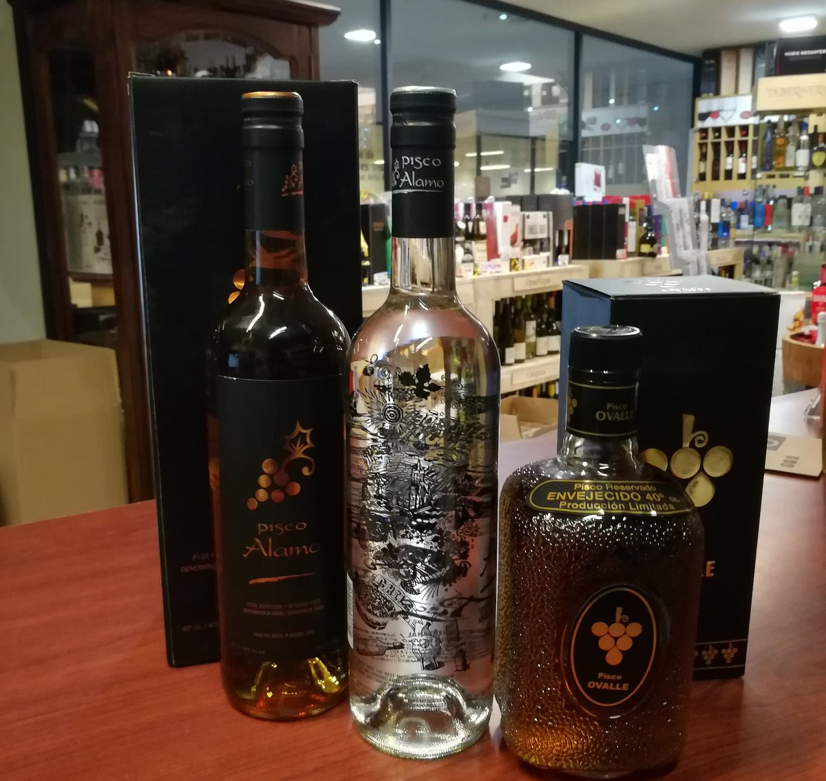 Parte de nuestras 50 etiquetas de pisco chileno #diadelpisco #piscoovalle #pisco #piscochileno #15demayo