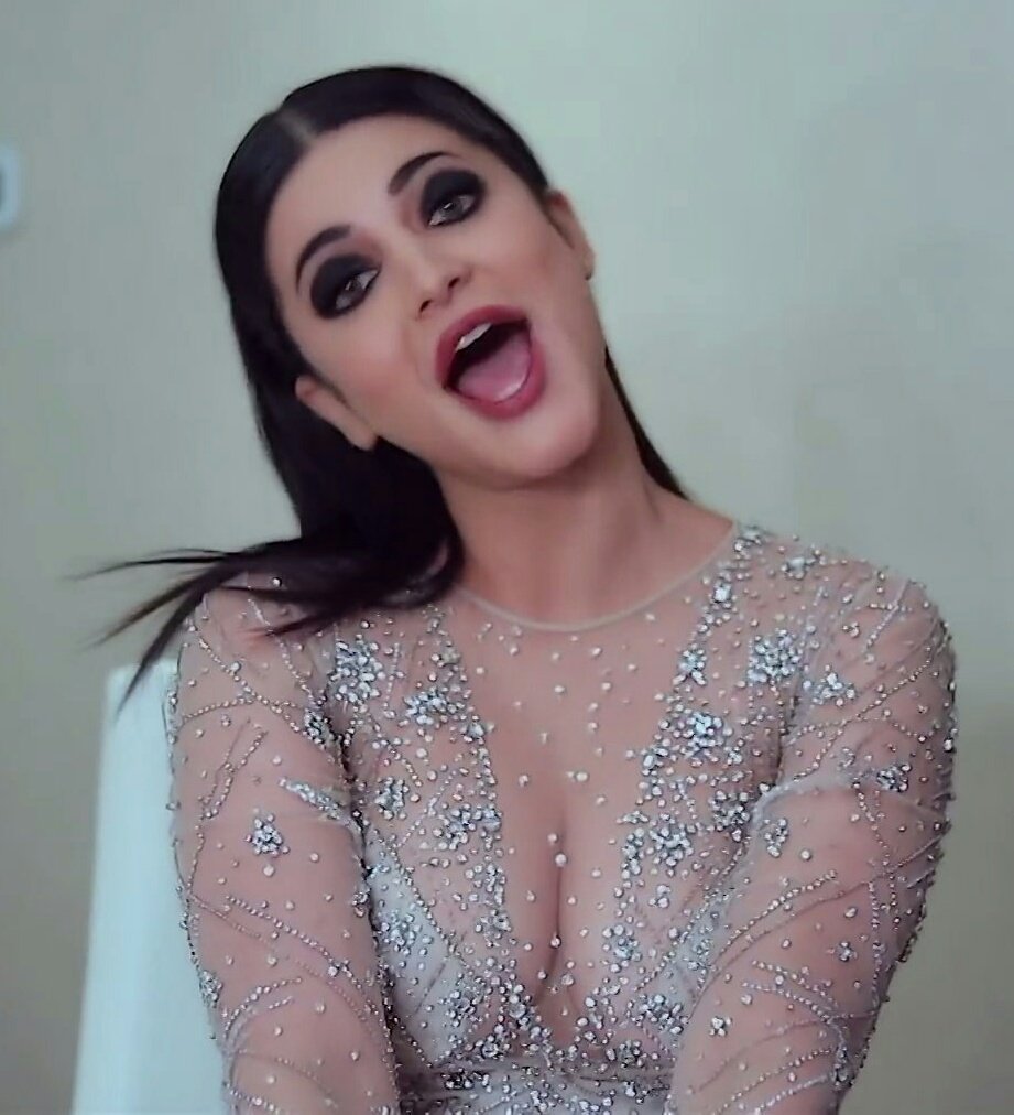 shraddhumaniac's tweet photo. Bit(c)hy look of slu(t)ty 😍
 that cleavage 😘 https://t.co/lwzM0XIJvt