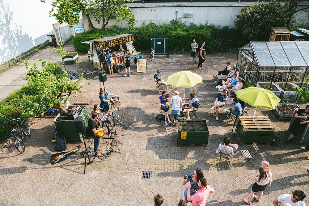 Op het terrein van <a href="/vechtclubxl/">Vechtclub</a> vind je een moestuin, speelhut en terrasjes. Een heerlijke plek voor een zonnige dag in Utrecht.
foto Rudest Photography
#ontwerpsalon #inkoopbeurs #vechtclubxl #creativehub #utrecht #030 #shoplocal #coffee #brewery #garden #restaurant