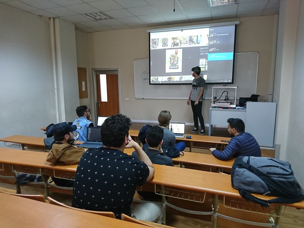 Bu seneki son etkinliğimiz olan 3D Yazıcı Yapma Workshopu A203 sınıfında başladı.