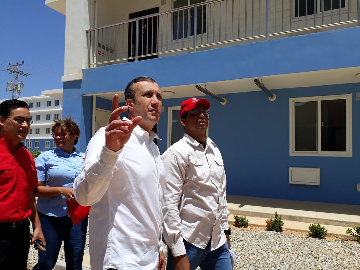 VTVcanal8's tweet photo. #EnDirecto 🔴| ENTREGA DE VIVIENDAS EN MARGARITA | Vicepresidente @TareckPSU: Nuevos hogares deben formar valores para la vida y propiciar la convivencia solidaria 

#VotaSiQuieresFuturo https://t.co/yWLkIEeypN