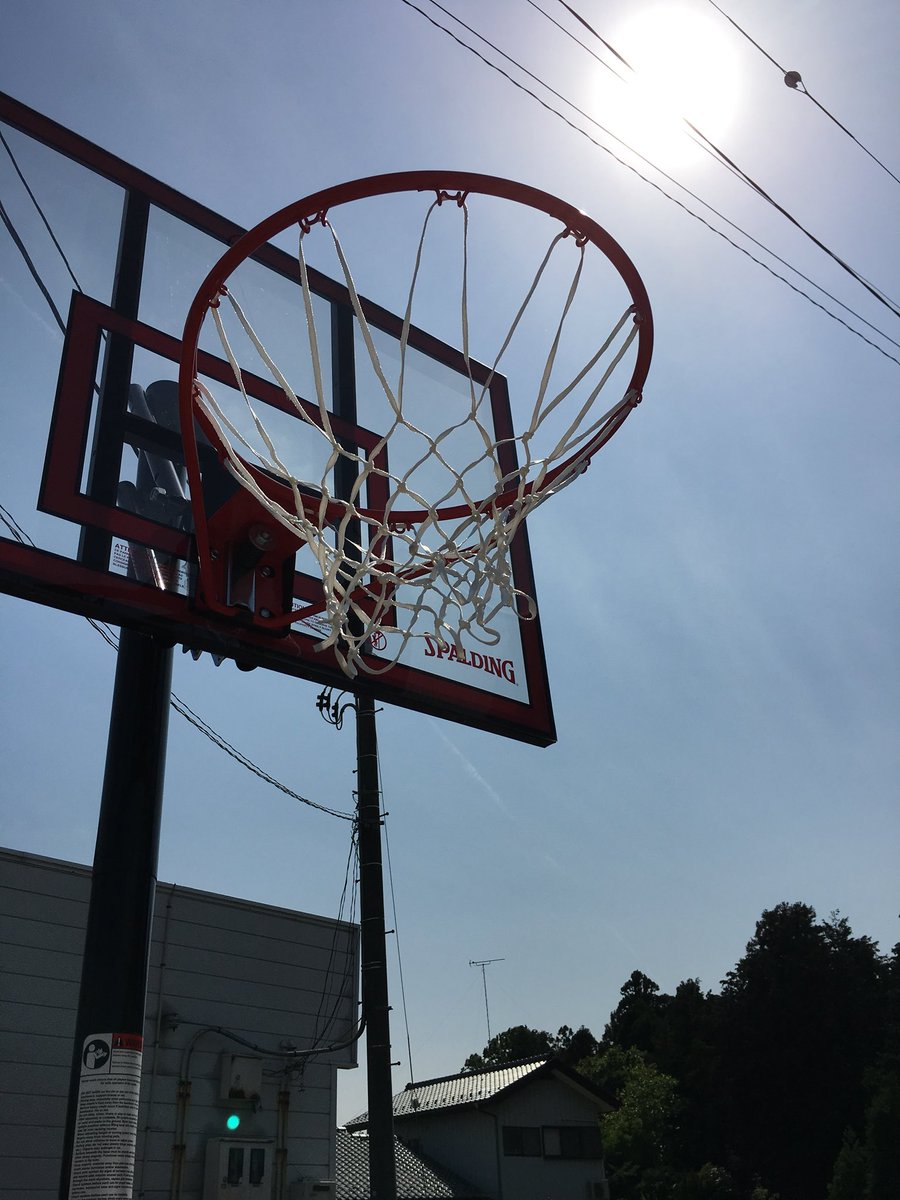 Gacchu_drp's tweet photo. 遂に完成(｀・∀・)ﾉｲｪ-ｲ！
草抜いて、砂利とって、固まる土敷き詰めて、ゴール組み立てて、耐水スプレーで線引いて…疲れたぁ(*´･ω･`)=3 https://t.co/ddFtOR0X0Y