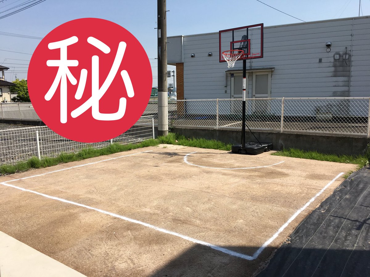 Gacchu_drp's tweet photo. 遂に完成(｀・∀・)ﾉｲｪ-ｲ！
草抜いて、砂利とって、固まる土敷き詰めて、ゴール組み立てて、耐水スプレーで線引いて…疲れたぁ(*´･ω･`)=3 https://t.co/ddFtOR0X0Y