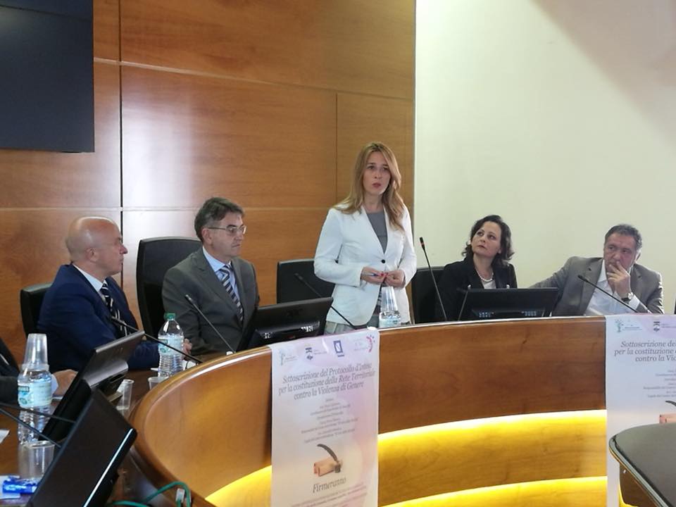 AmicheperlaRete's tweet photo. Sottoscritto a #VallodellaLucania protocollo d'intesa per sostenere le donne vittime di violenza: un'iniziativa della @Reg_Campania e di @ChMarciani che si aggiunge agli strumenti già attivi. Di più qui https://t.co/vcmVmngpAj https://t.co/zczrDlvnk4