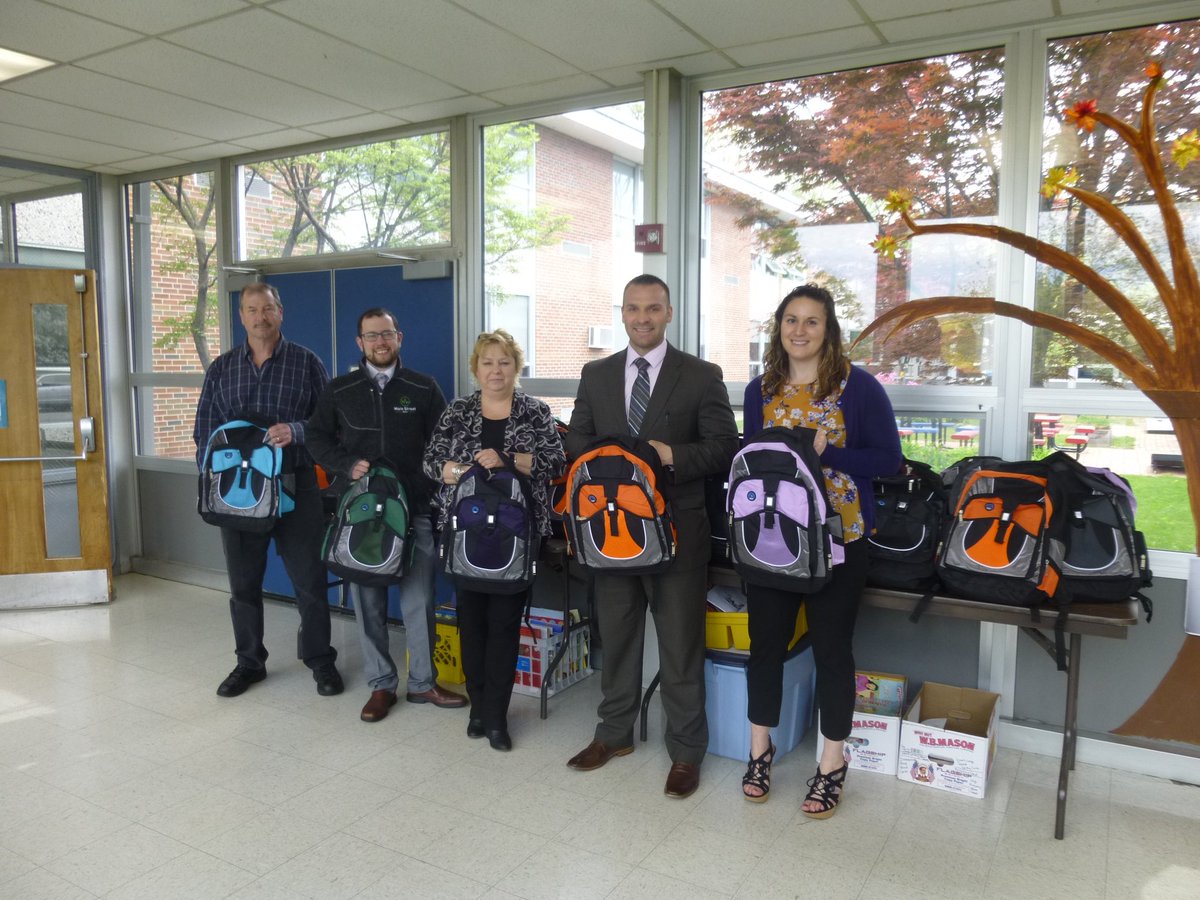 Richer_Schoolma's tweet photo. Thank you to Main Street Bank for the donation of 50 backpacks filled with supplies. #MainStreetBank #CommunityHelpers #RickerRocks https://t.co/Db9D04zOUr