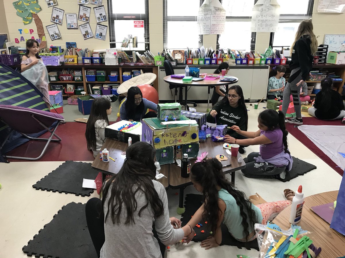 samarcher9177's tweet photo. School Age Child Ss helping the 3rd graders build their “better” city #changeisessential #207Lead @Maine_West https://t.co/bxfBh8CDoy