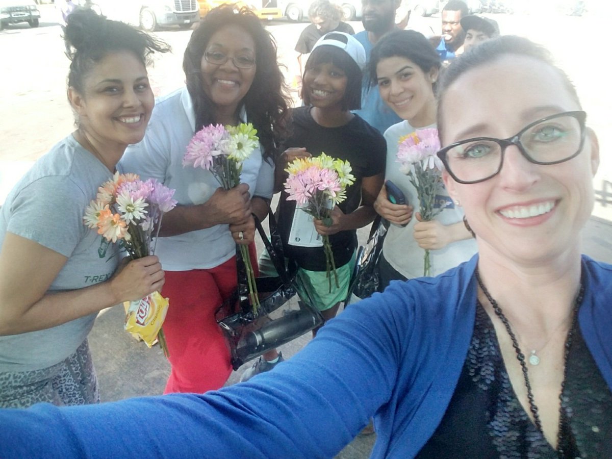 Lindsaycordova4's tweet photo. Best way to end a week...chilli cheese dogs, flowers, and great people!! Love my preload team!! Ill miss you all! #HappyMothersDay #DallasPreload https://t.co/HjqIAACAvk