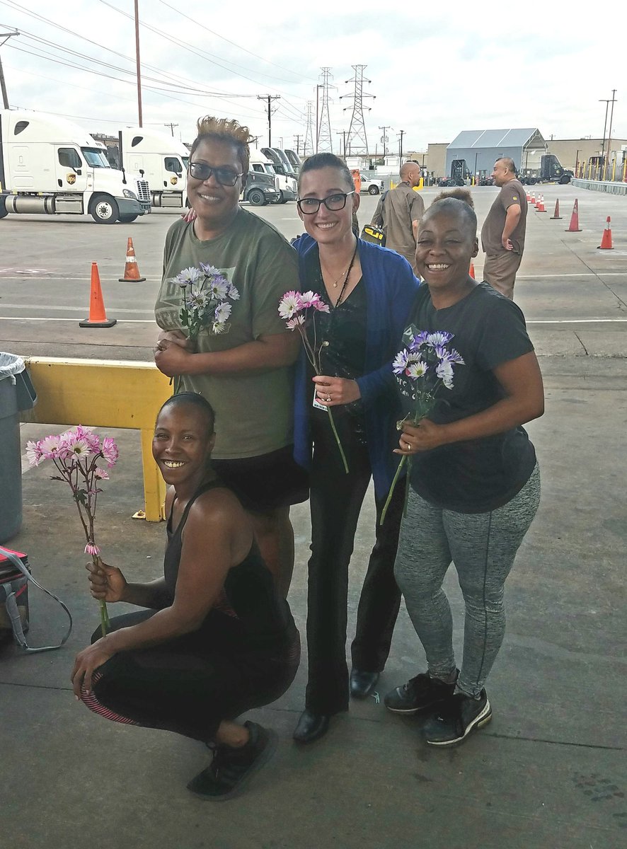 Lindsaycordova4's tweet photo. Best way to end a week...chilli cheese dogs, flowers, and great people!! Love my preload team!! Ill miss you all! #HappyMothersDay #DallasPreload https://t.co/HjqIAACAvk
