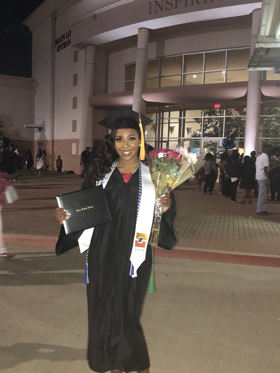 Colormehanaa's tweet image. degree before diploma. 👩🏽‍🎓 #issagraduate
