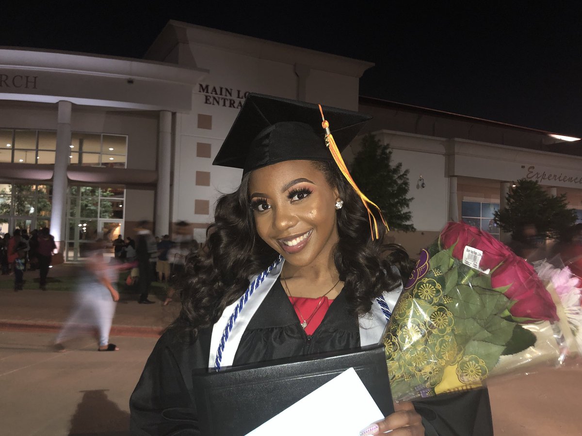 Colormehanaa's tweet image. degree before diploma. 👩🏽‍🎓 #issagraduate