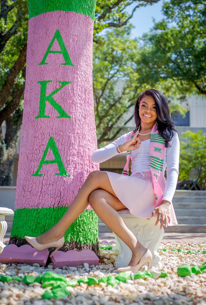 Its_titi_'s tweet image. An Alpha Kappa Alpha woman standing sleek and tall. Ready to challenge the world, unable to fall💚🎊🎉😘.  May 12th,2018. .#txsu18 #aka #graduatingakas #texassouthernuniversity #aka1908 #petlover