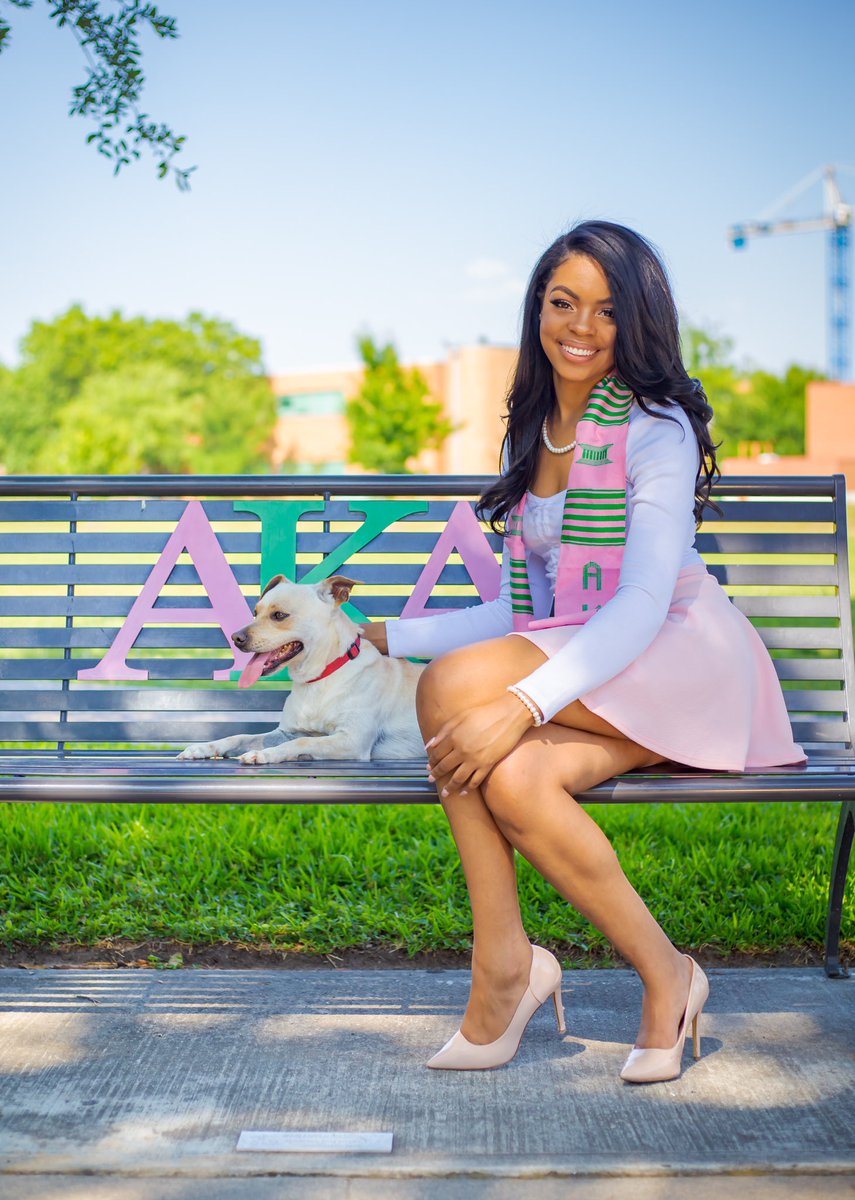 Its_titi_'s tweet image. An Alpha Kappa Alpha woman standing sleek and tall. Ready to challenge the world, unable to fall💚🎊🎉😘.  May 12th,2018. .#txsu18 #aka #graduatingakas #texassouthernuniversity #aka1908 #petlover