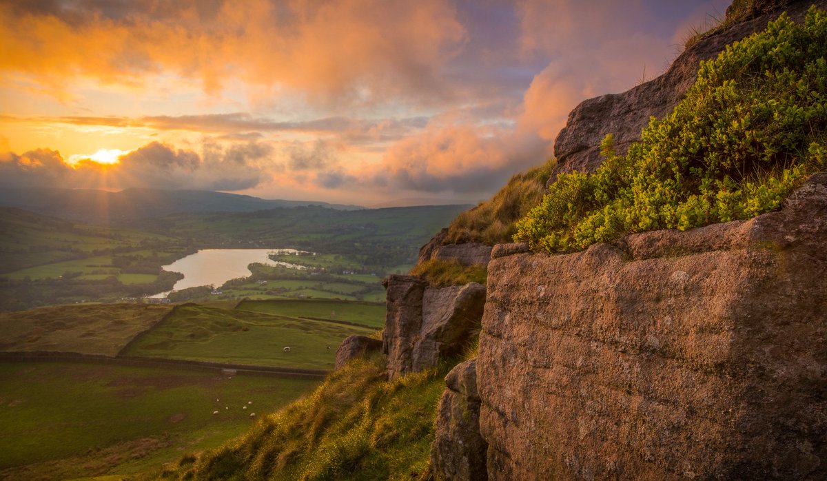 kiers's tweet photo. Ah, wow - my two shots from #CastleNaze in the #PeakDistrict have been awarded stars by @PicFair! https://t.co/aFQuGOLuVn and https://t.co/PgneC0WKeN #chuffed #photography https://t.co/DBmP2Qlytm