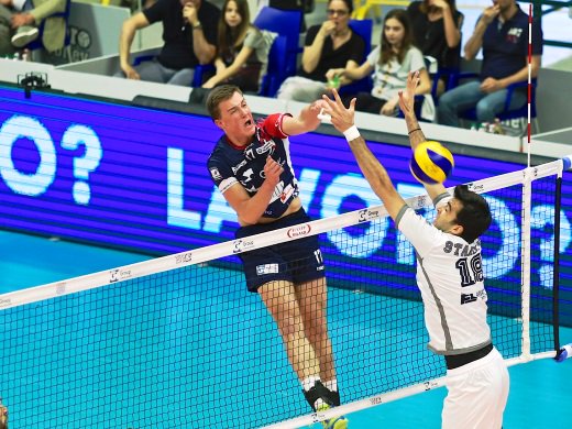 VeroVolley's tweet photo. 🖋 UFFICIALE: per le prossime due stagioni, Oleh #Plotnitskiy sarà un giocatore del #GiGroupTeam 🤝
Una fantastica riconferma nella famiglia #VeroVolley! 💪 🇺🇦 💙 #innAmorati
La news ➡️ https://t.co/TKQUi1cv4r https://t.co/PefkuFM3XR