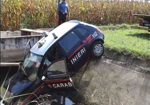 Da National Geographic una rara foto di una gazzella allo stato brado che si abbevera in un fiume.
