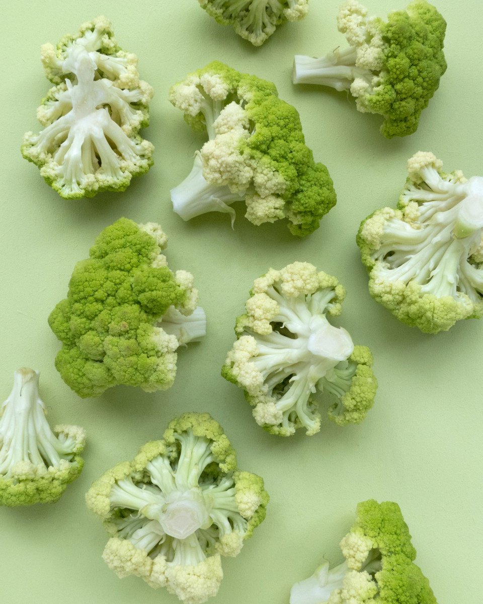 HenrysCamera's tweet image. When photographing products and food, try placing them on a background that is a complementary  or analogous  colour to create an aesthetically pleasing image to capture the viewer. #complementarycolours #complementarycolors