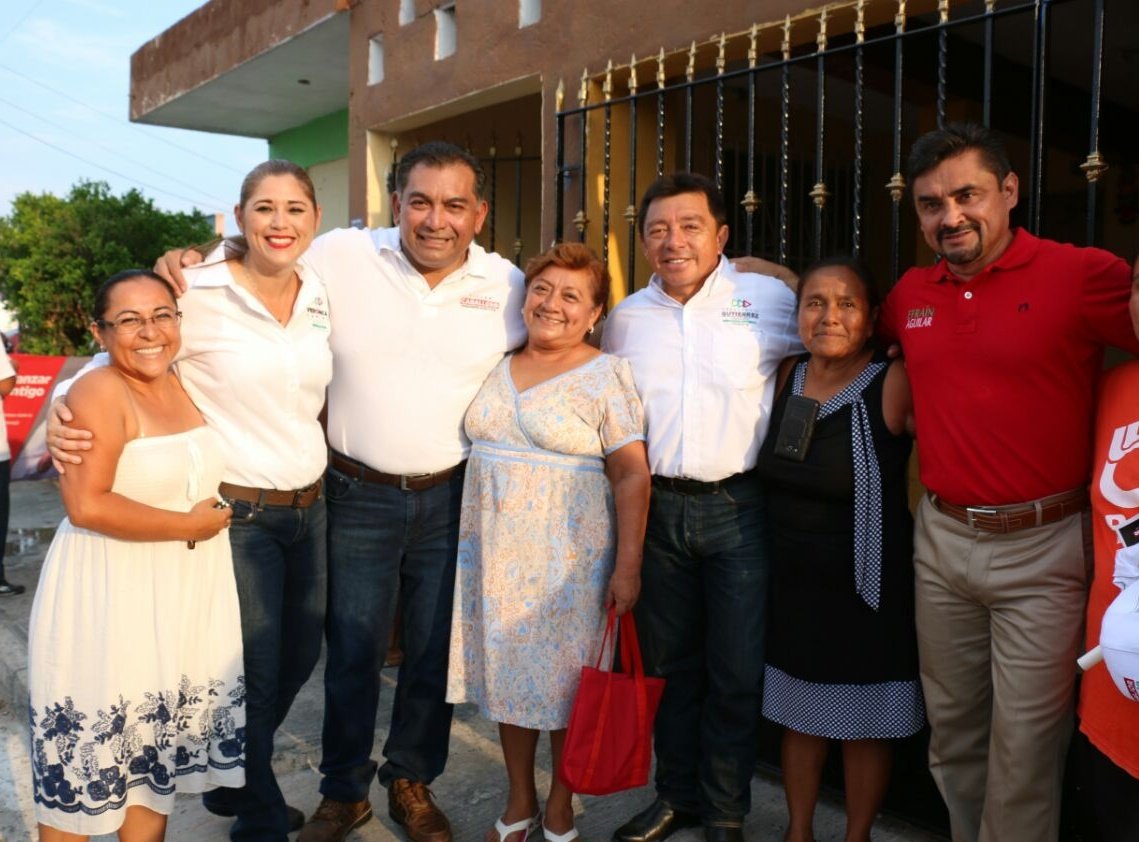 veronicacamino's tweet photo. Ayer acompañé a nuestro candidato a alcalde @ViCaballeroD de visita a la Col. Juan Pablo II con @cressnte y @efrainaguilarg. Aunque  el trabajo en conjunto ha dado buenos resultados aún hay pendientes sin respuesta del municipio. Con su confianza pronto tendremos una #MéridaMejor https://t.co/uwJSiioMlm
