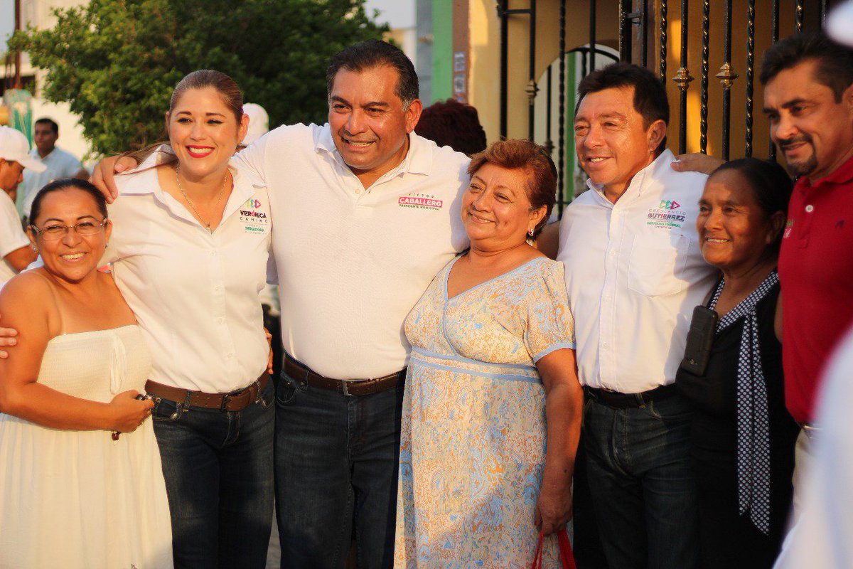 veronicacamino's tweet photo. Ayer acompañé a nuestro candidato a alcalde @ViCaballeroD de visita a la Col. Juan Pablo II con @cressnte y @efrainaguilarg. Aunque  el trabajo en conjunto ha dado buenos resultados aún hay pendientes sin respuesta del municipio. Con su confianza pronto tendremos una #MéridaMejor https://t.co/uwJSiioMlm