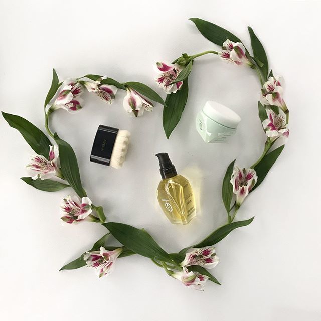 redbloomsalon's tweet photo. Mother's Day #RedBloomEssentials 💗 Give mom the gift of glowing skin with @aveda Tulasāra skin care ✨ Let's be real, many Moms deal with a lot of stress, and lack of sleep, which eventually shows up on the skin. Tulasāra is all about bringing back th… https://t.co/Vyu1UAzwGq https://t.co/04VYQPnxuN