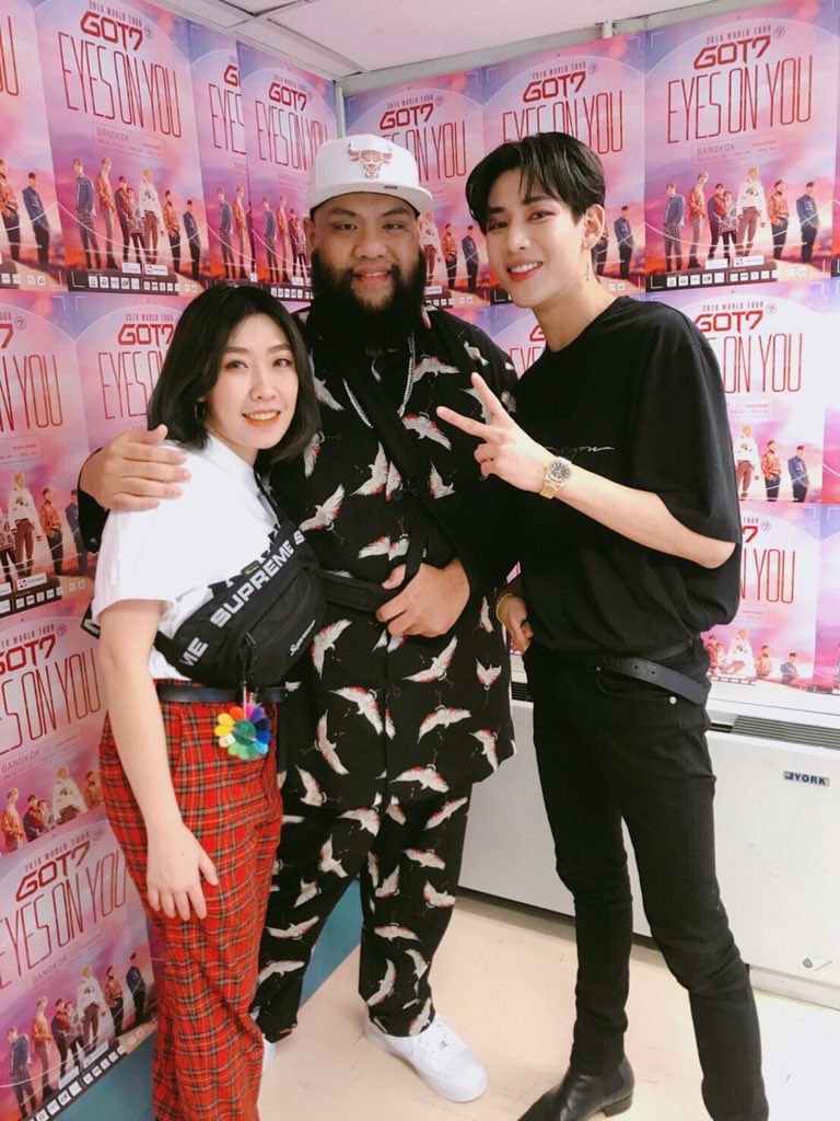 _52mm's tweet photo. พี่กอล์��คือเขียนดีแบบมากๆ และน้องแบมเองก็น่ารักมากกก ไม่เคยลืมคนรอบตัวน้อง ประทับใจ 👍🏻😭 #EYESONYOUinBKK https://t.co/gN7lljS6EU