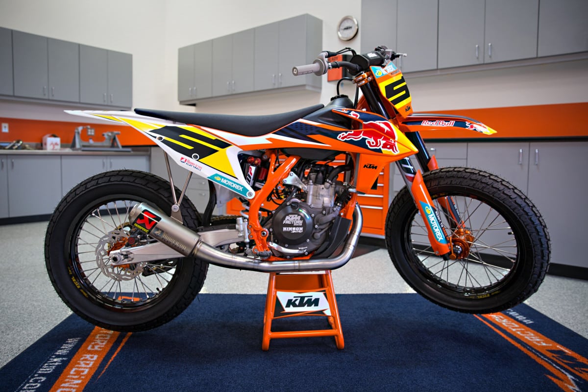 MotoStation's tweet photo. #KTM s’attaque au #Flat_Track dès 2019 et en 2020 avec la #790_Duke ! https://t.co/sRy98fGIc3 https://t.co/lzOpliHjUt