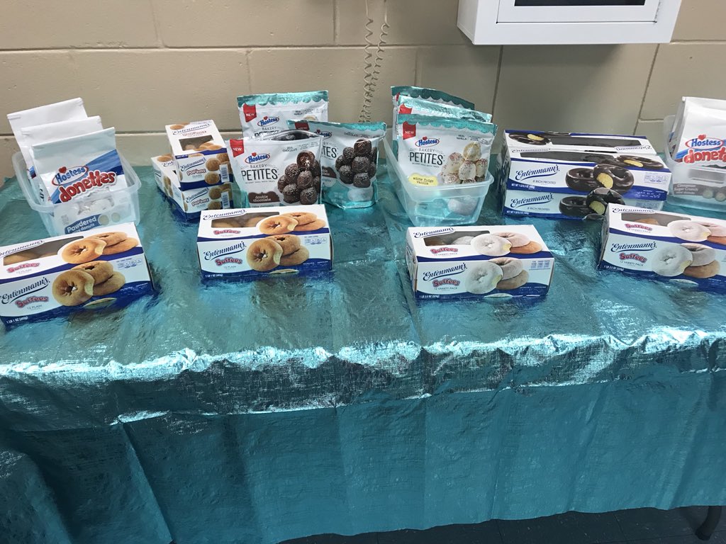 yateseagletpta's tweet photo. Thank you teachers! We hope you enjoyed your week of goodies! 
#TeacherAppreciationWeek2018 #teachersrock #yatespta2k18 https://t.co/kT1JlN6NjA